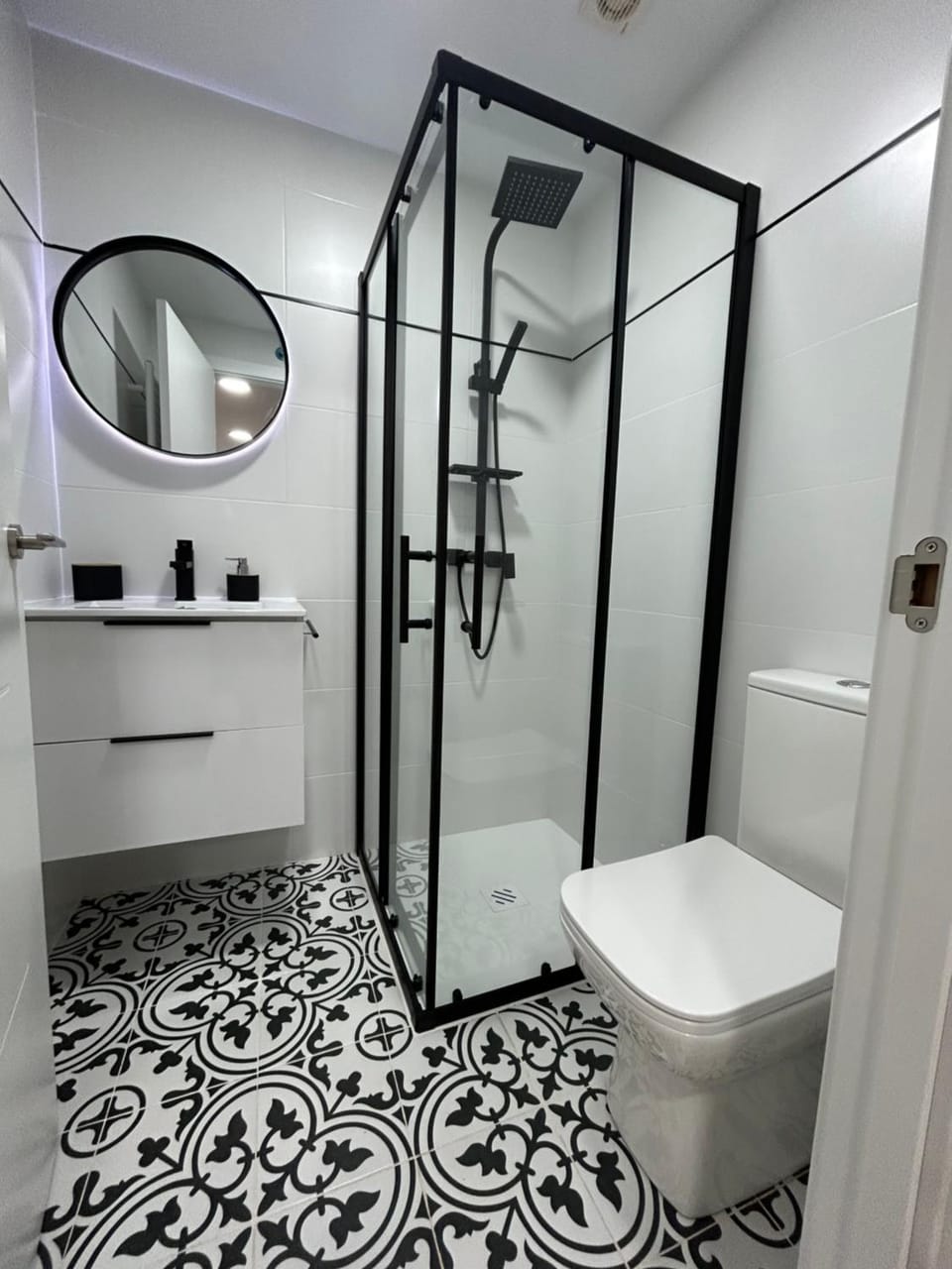 Shower, Toilet, Bathroom, towels