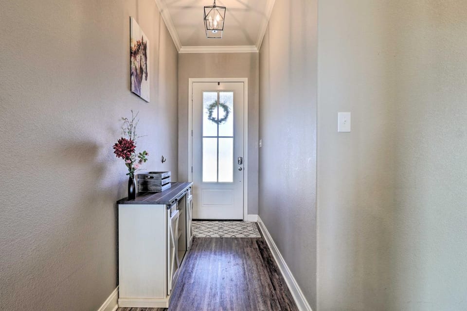 China Spring Home about 13 Mi to Downtown Waco! House in Waco