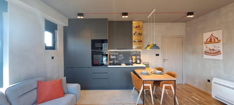 Kitchen or kitchenette, Seating area, Dining area