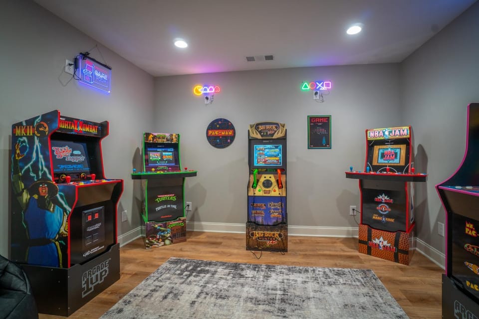 Par-Tee Haus I- Game Room & Hot Tub-Walk to Helen House in Helen