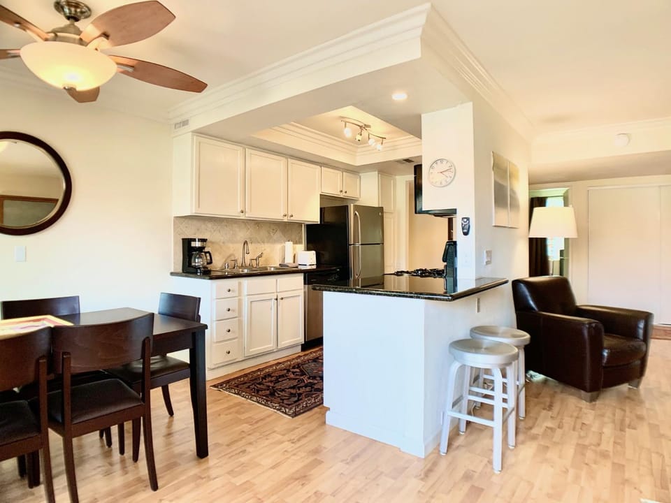 Sunrise Springs 1-Bedroom with Balcony & Pool Apartment in Palm Springs