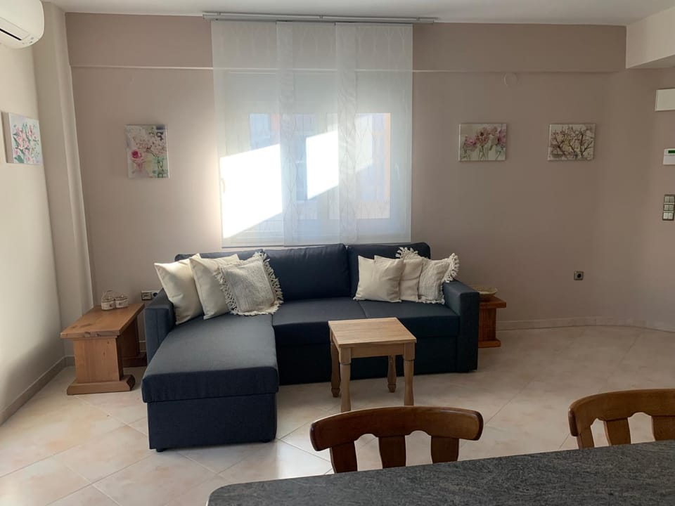 Bed, Living room, Photo of the whole room, Seating area
