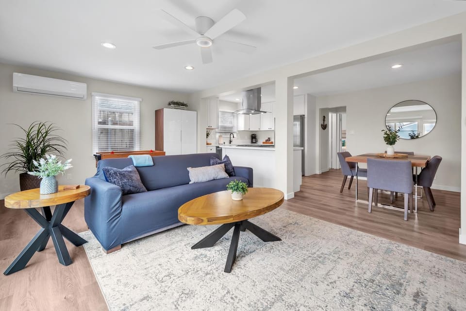 TV and multimedia, Kitchen or kitchenette, Living room, Seating area, Dining area, fireplace