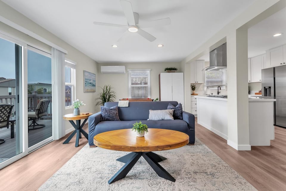 Kitchen or kitchenette, Living room, Seating area, minibar, stove