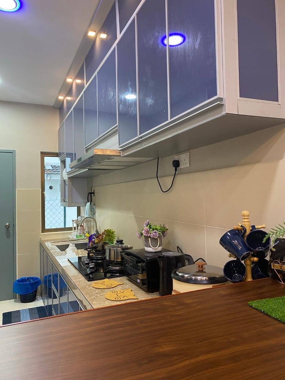 Kitchen or kitchenette, minibar
