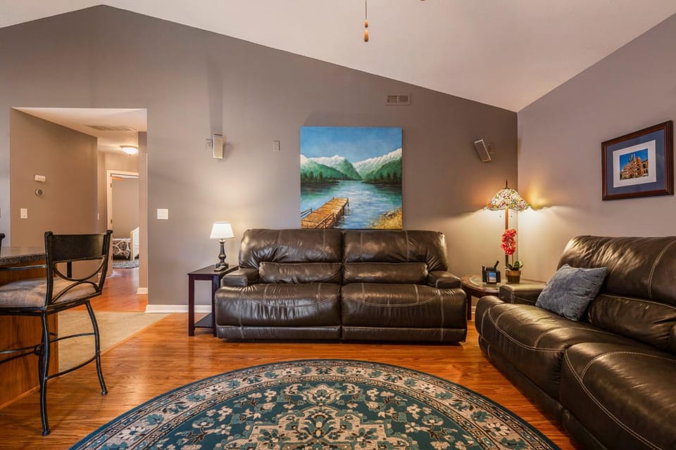 Hot Tub Hideaway 3 BR House in Jeffersonville