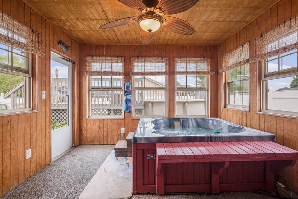 Hot Tub Hideaway 3 BR House in Jeffersonville