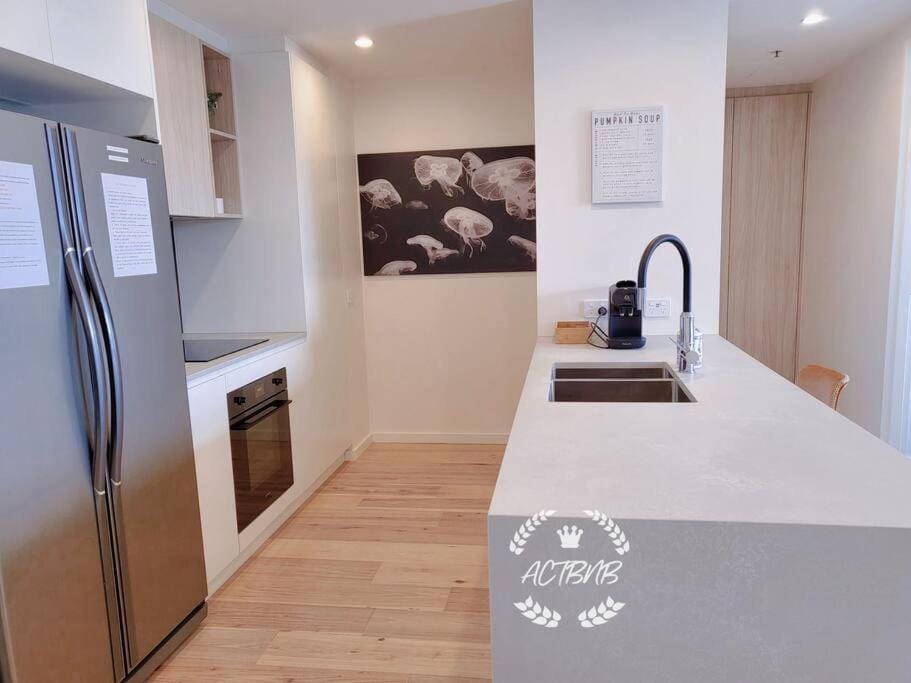 CBD High level City View 1BR Apt Free parking Apartment in Canberra