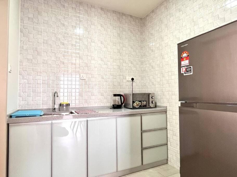 Kitchen or kitchenette, minibar
