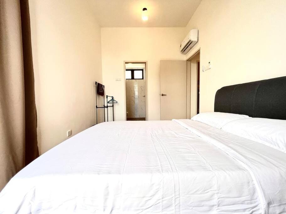Bed, Photo of the whole room, Bedroom, air conditioner