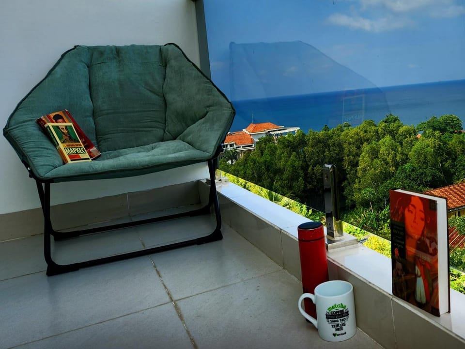 Patio, Day, Natural landscape, Coffee/tea facilities, View (from property/room), Balcony/Terrace, Balcony/Terrace, Living room, Seating area, Sea view