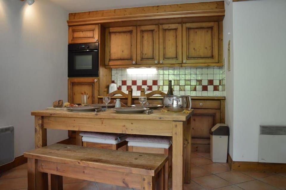 2 bedroom Apartment in Les Houches Stone's throw from Prairon lift Apartment in Les Houches