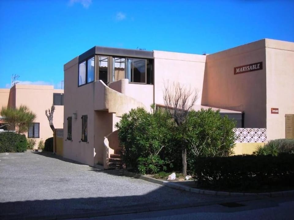 6 couchages, 100m plage, parking, clim, lave linge, lave vaisselle..... Apartment in Leucate