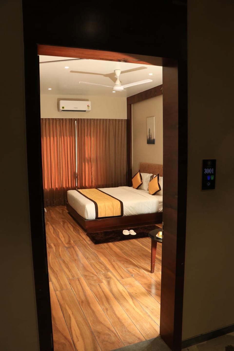 Photo of the whole room, Bedroom