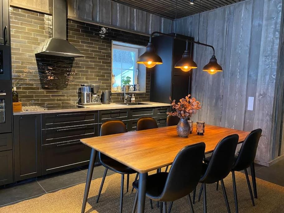 Coffee/tea facilities, Kitchen or kitchenette, Dining area, minibar, pet friendly, stove