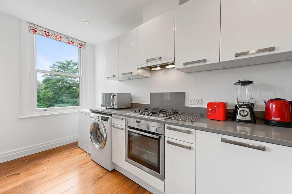 Ealing Broadway - Lovely 2-bedroom flat with offstreet parking Apartment in London Borough of Ealing