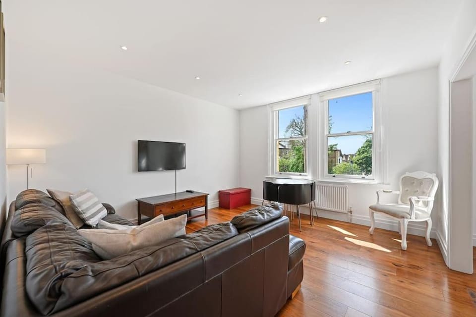 Ealing Broadway - Lovely 2-bedroom flat with offstreet parking Apartment in London Borough of Ealing