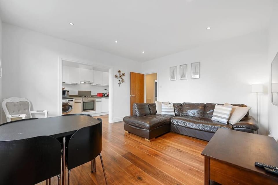 Ealing Broadway - Lovely 2-bedroom flat with offstreet parking Apartment in London Borough of Ealing