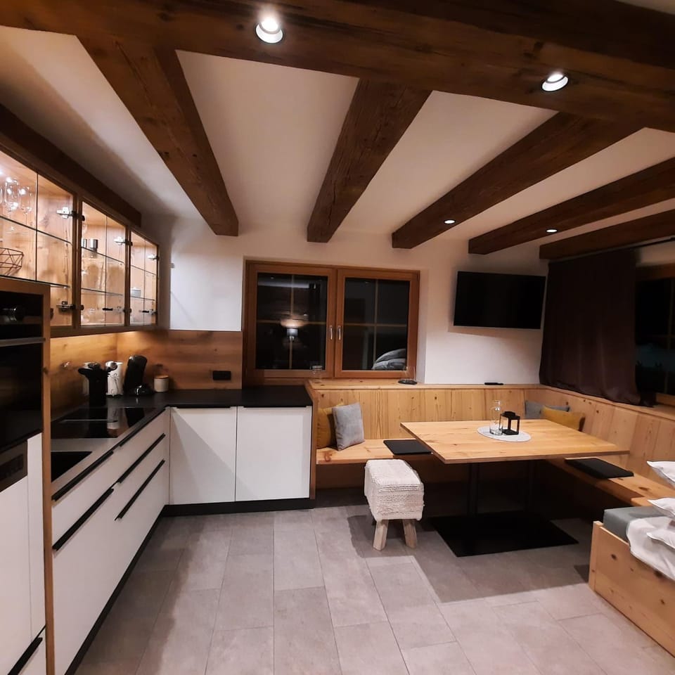 Kitchen or kitchenette, Seating area, Dining area