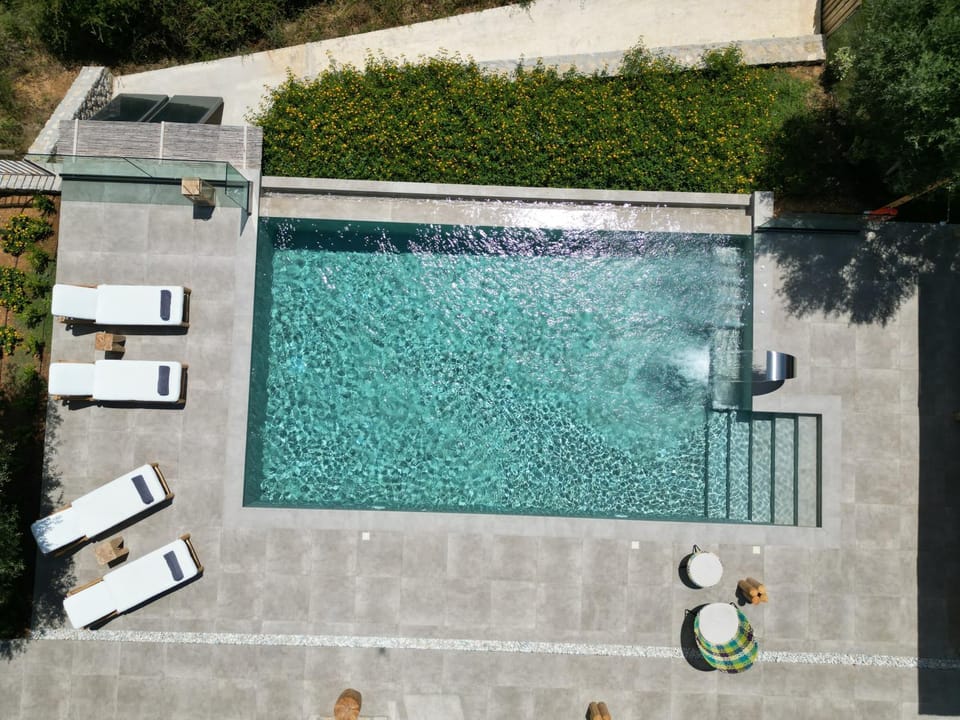 Swimming pool, sunbed