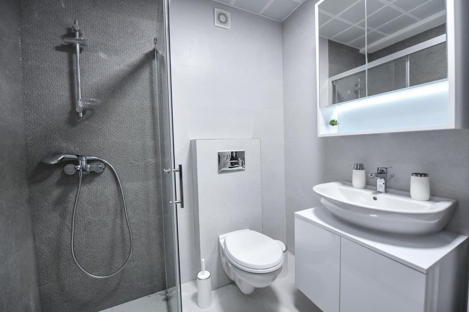 Shower, Toilet, Bathroom, towels
