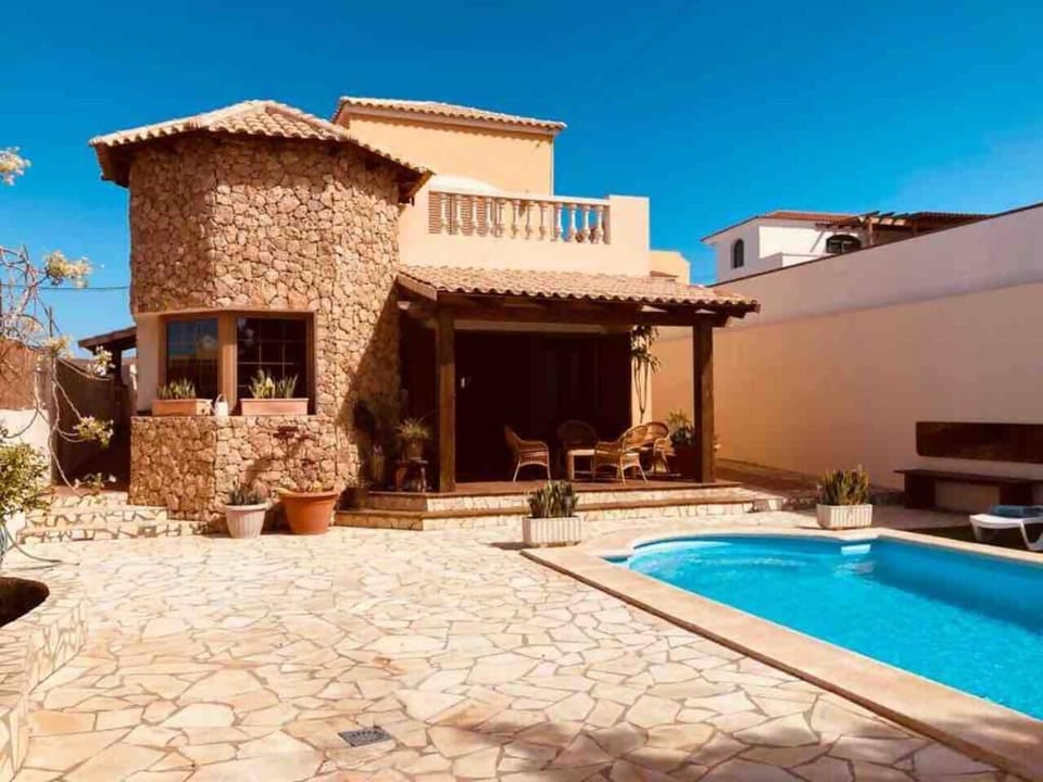 Villa Ingrid. Piscina exterior. Villa in Maxorata
