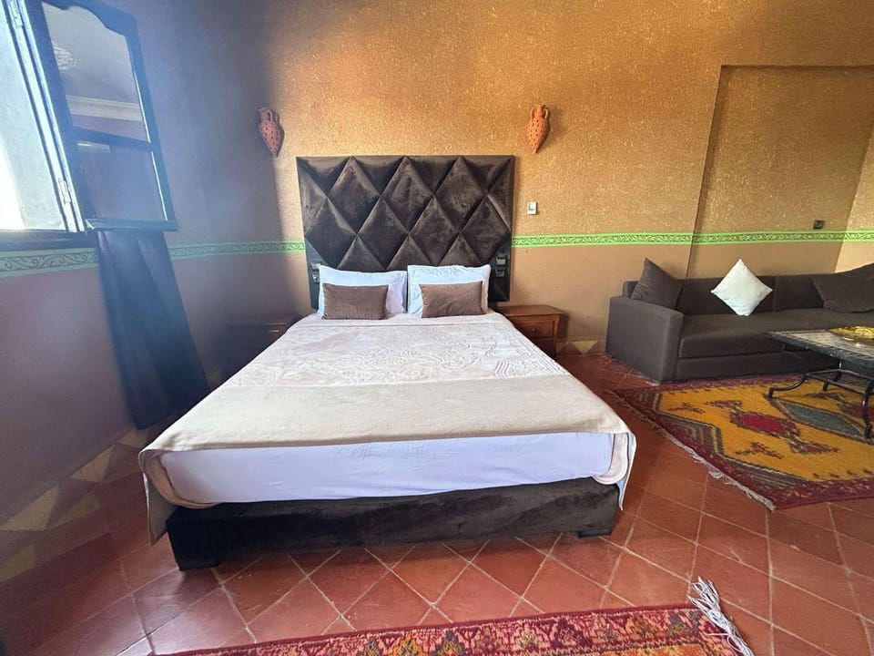 Bed, Living room, Photo of the whole room, Seating area, Bedroom