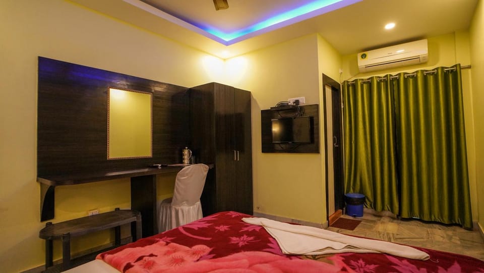 Bed, TV and multimedia, Photo of the whole room, Bedroom, hair dresser, oven, wardrobe, air conditioner