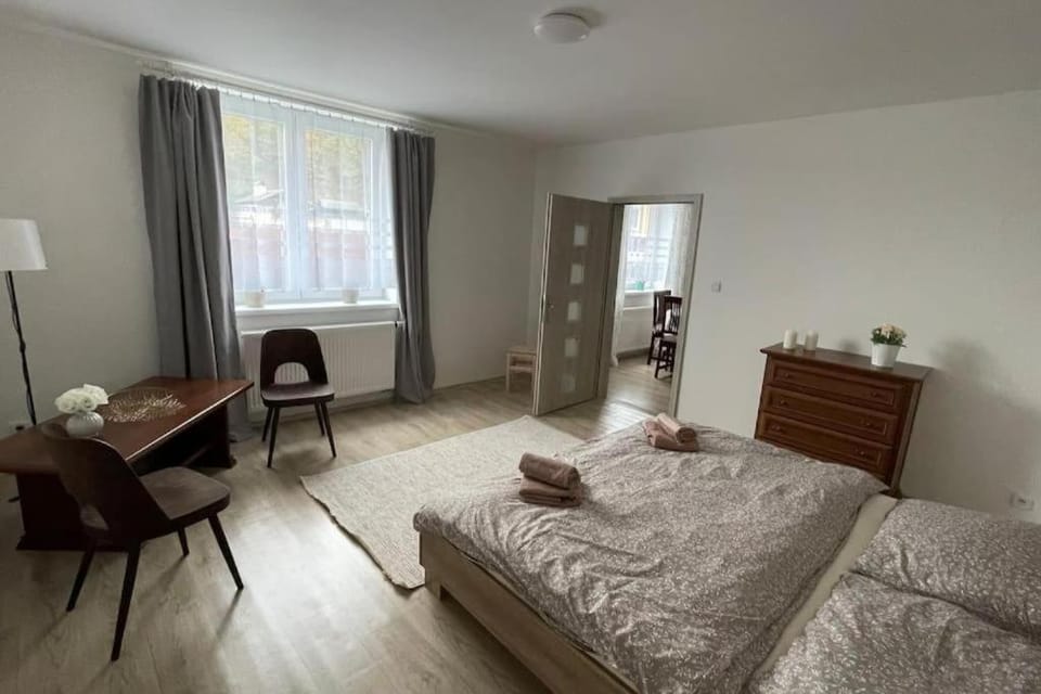 Bed, Seating area, Bedroom