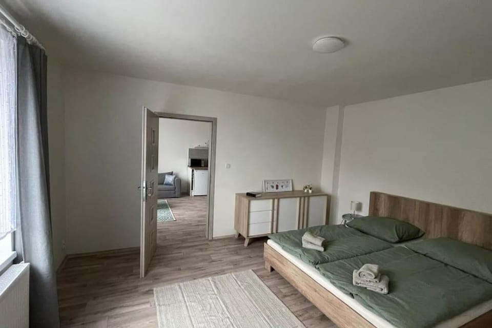 Bed, Bedroom, towels