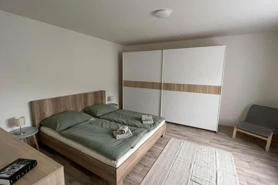 Bed, Seating area, Bedroom