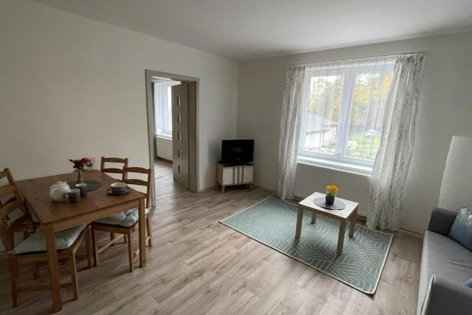 TV and multimedia, Seating area, Dining area