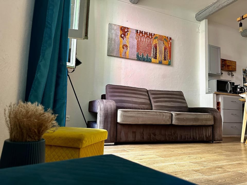 Kitchen or kitchenette, Living room