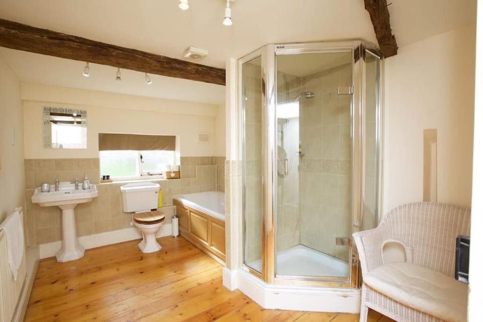 Dunnimere Farm stay with Hot Tub - up to 20 House in North Warwickshire District