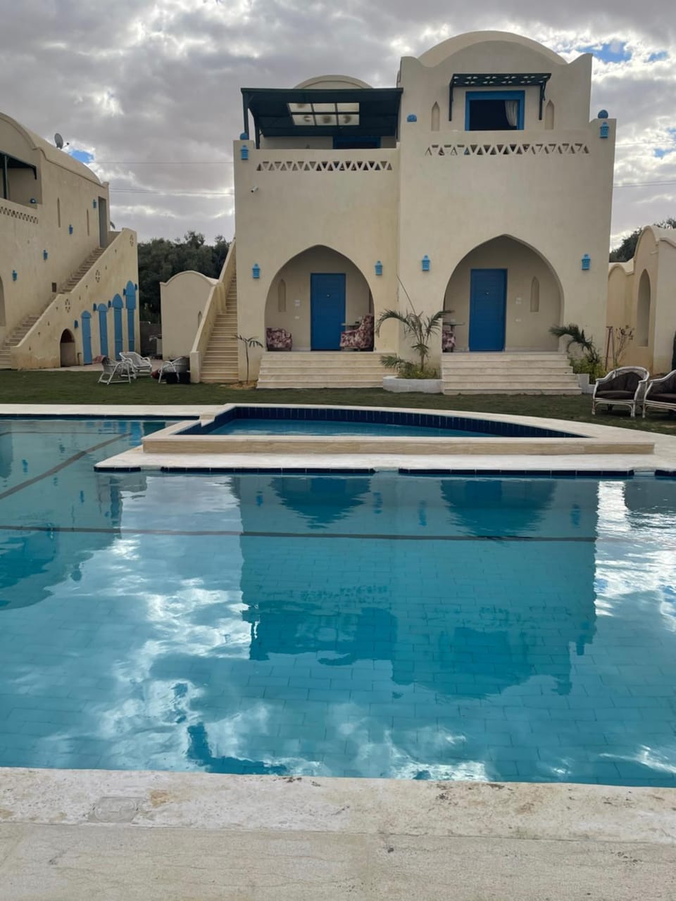 Property building, Day, Pool view, Swimming pool, sunbed