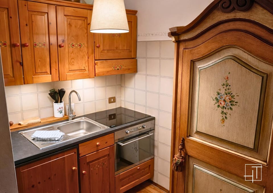 Day, Coffee/tea facilities, Living room, Food, Lunch, Dinner, Drinks, oven, stove, toaster, kitchen