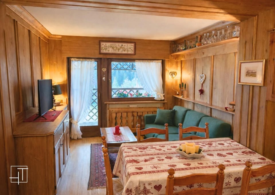 TV and multimedia, Balcony/Terrace, Dining area, Evening entertainment, Lunch, Dinner, Time of day, internet