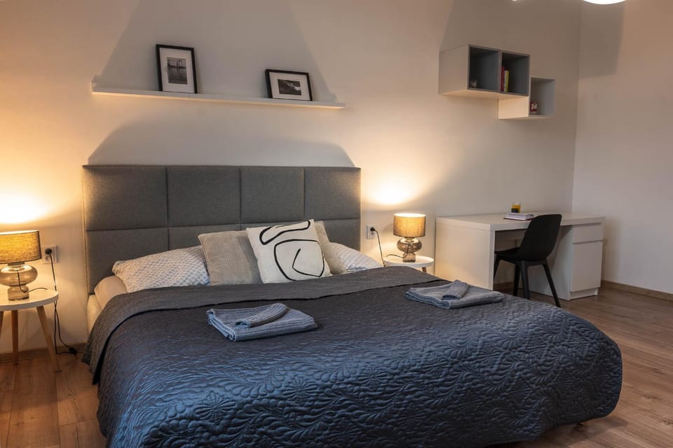Bed, Bedroom, towels