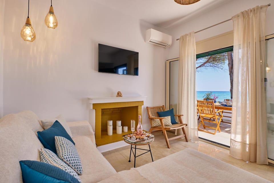 Communal lounge/ TV room, Natural landscape, TV and multimedia, Living room, Photo of the whole room, Seating area, Dining area, Sea view, air conditioner