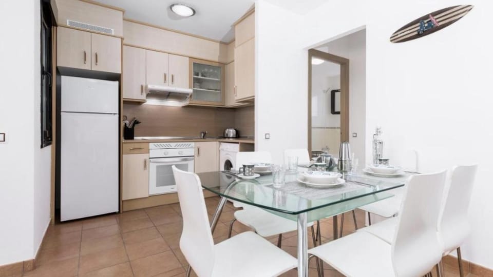 Kitchen or kitchenette, Dining area, minibar, pet friendly, stove, toaster