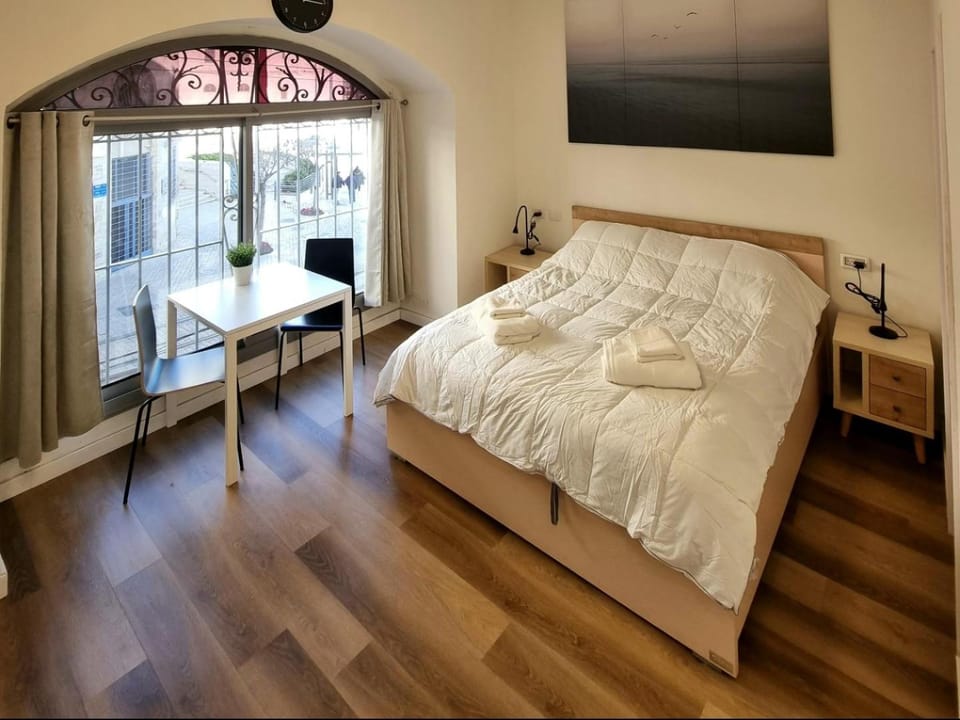 Bed, Bedroom, towels