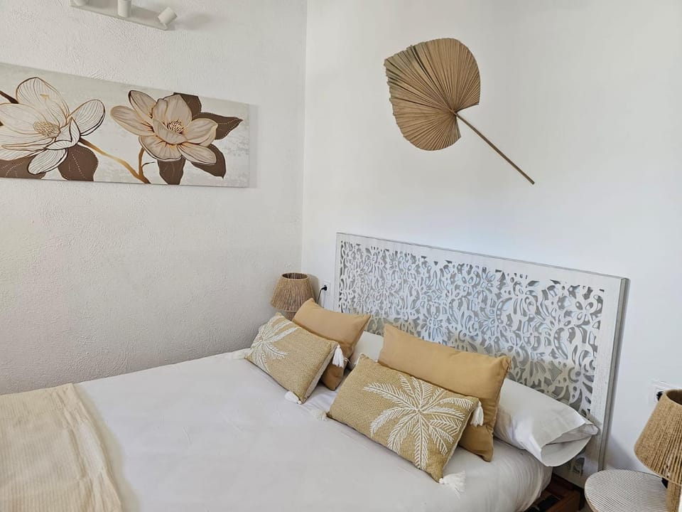 Bed, Photo of the whole room, Decorative detail, Bedroom