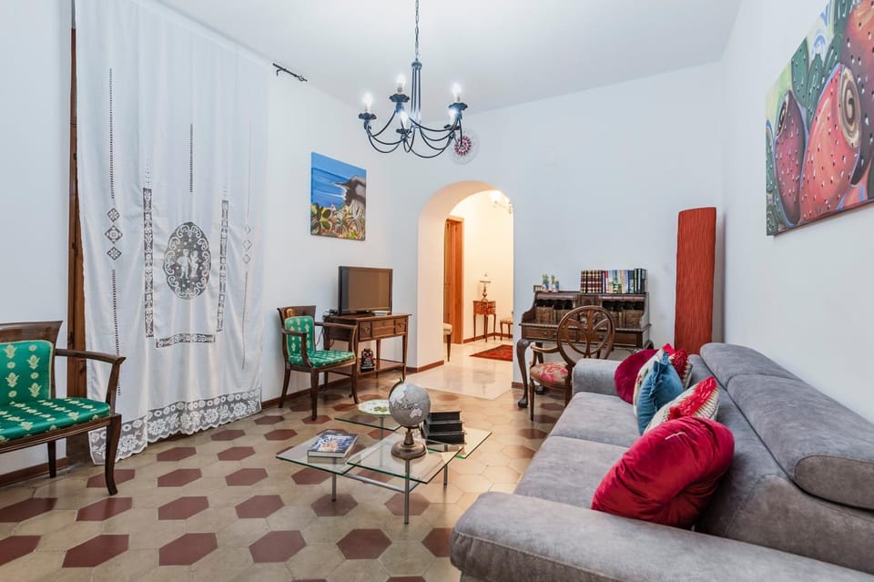 Communal lounge/ TV room, TV and multimedia, Living room, Seating area, Evening entertainment