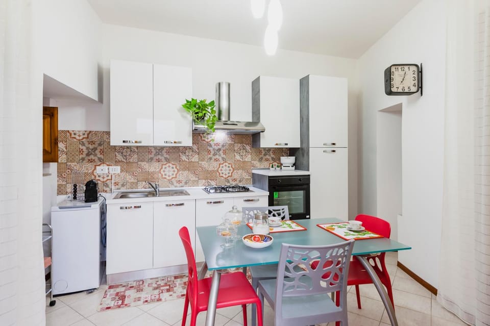 Kitchen or kitchenette, Dining area, pet friendly, stove