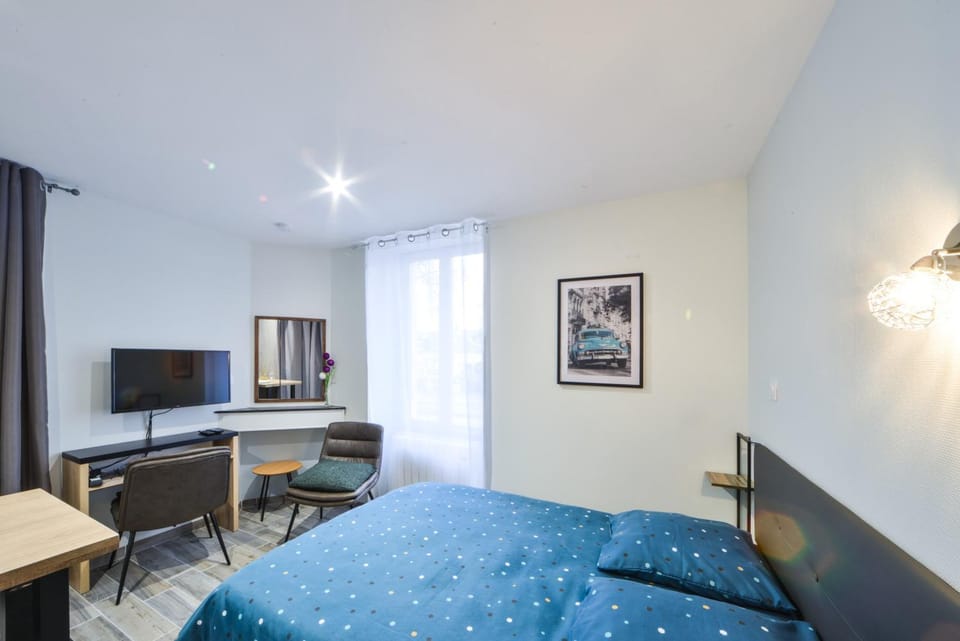 Bed, TV and multimedia, Photo of the whole room, Seating area, Bedroom, hair dresser