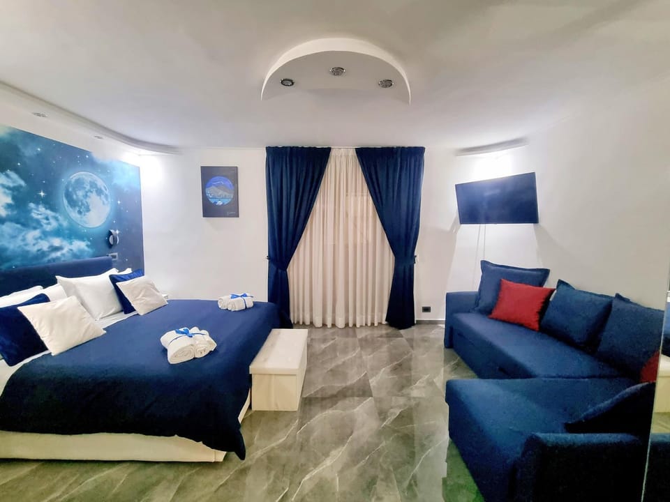 Bed, TV and multimedia, Photo of the whole room, Bedroom