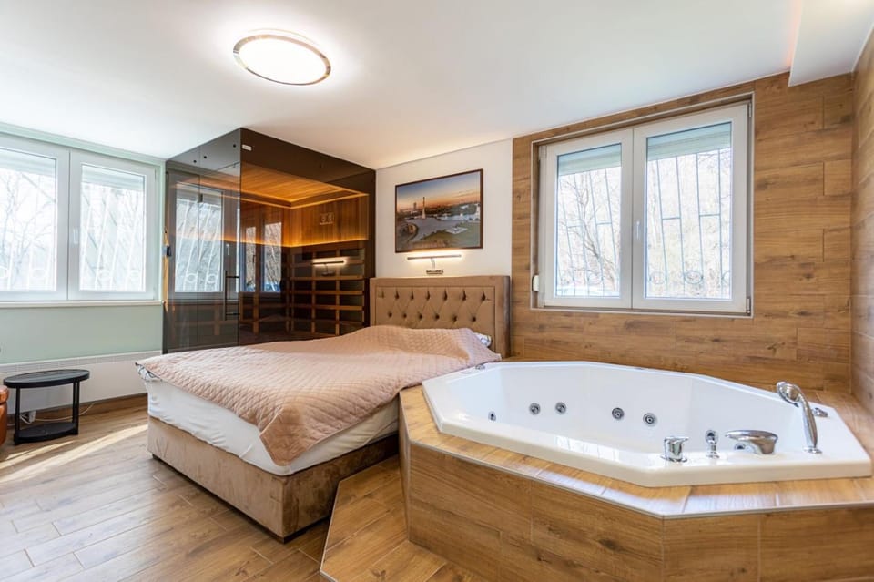 Bed, Hot Tub, Sauna, TV and multimedia, Bedroom, Bath