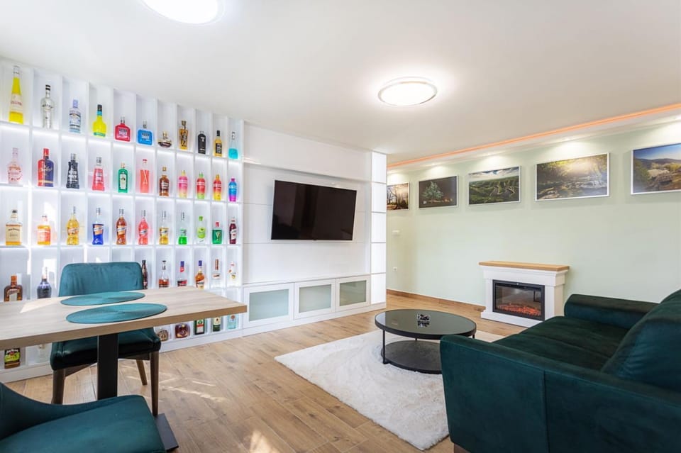 Communal lounge/ TV room, TV and multimedia, Living room, Seating area, Evening entertainment, flat iron