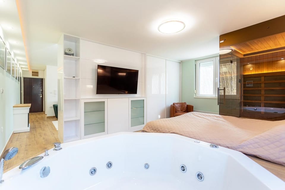 Bed, Hot Tub, Sauna, TV and multimedia, Evening entertainment, Bedroom