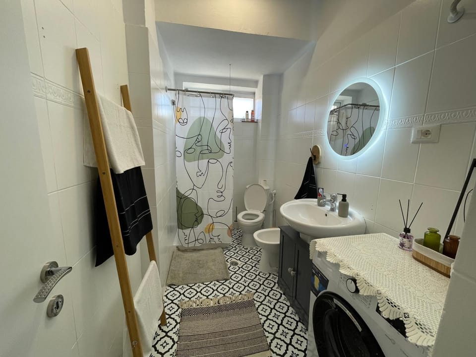 Toilet, Bathroom, towels, washing machine